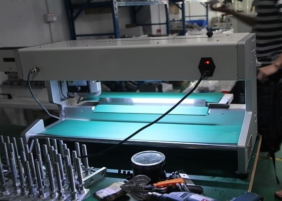 İyi bir fiyat. Paslanmaz Çelik PCB Depaneling Equipment 400mm Kesme Uzunluğu LED Işık Donanımlı Blade Hareketli PCB Ayrıcı çevrimiçi